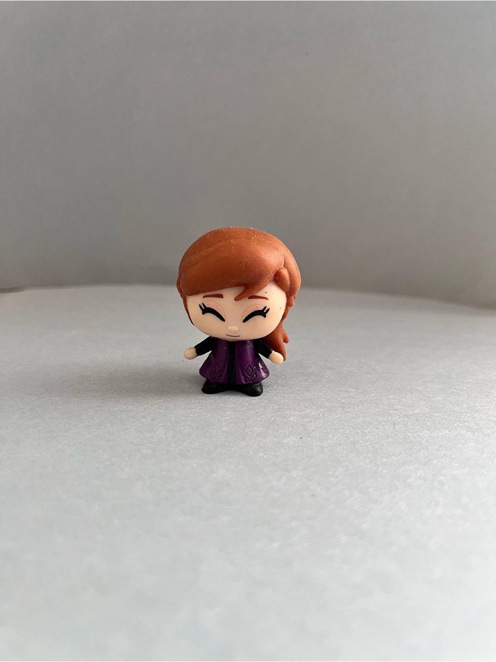 Funko Mystery Minis Disney Frozen - Anna in Purple and Eyes Closed